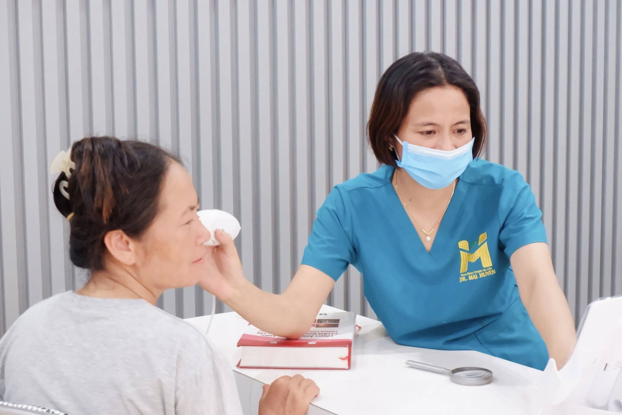 BS.CK1 Mai Huyền trực tiếp thăm khám và soi da cho khách hàng